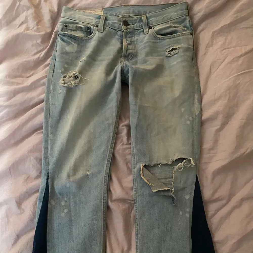 Säljer mina lågmidjade bootcut jeans så dom inte kommer till andvändning, jag har sytt ut som med symaskin i benen. Dom är i jättebra skick. Midja: 38 cm rakt över Dom är perfekta i längden för mig som är 165cm🥰. Jeans & Byxor.