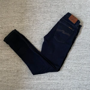 Nudie jeans  - Det är ett par riktigt snygga nudie jeans i storleken 27:30. I mörkblå färg och bra skick.