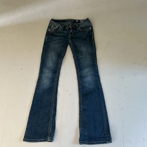 MissMe jeans  - Jättefina MissMe jeans som tyvärr är för små på mig, Innerbenslängd 77cm, midjemått tvärsöver 35,5cm💞lite slitage på ena benslutet (se sista bilden)
