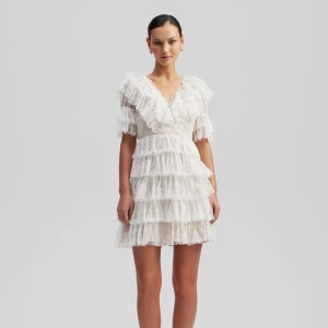 By Malina sky dress - Säljer min fina studentklänning. Endast använd en dag på student och då var jag även väldigt rädd och försiktig med den. Mycket fins skick. Egna bilder går att få. Storlek Xs Nypris 2800, säljer för 1700