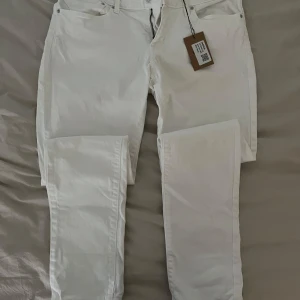 Levis - Vita Levis jeans köpta från Sellpy för 200kr. Bra skick och är i modell demi curve, strl 30/32. Modellen är rak