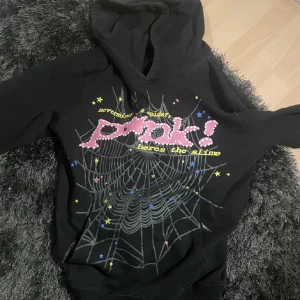 PINK spider hoodie  - Bra skick köpt på plick tidigare, bilden är lånad från den jag köpte av, 
