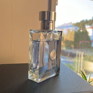 Versace Pour homme - Säljer Versace Pour homme 100ml med typ 85% kvar. Byten med pengar emellan från båda sidor kan vara intressanta. Kom med bud