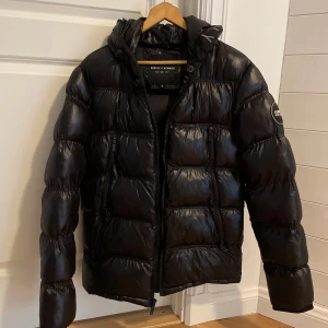 Supply & Demand jacka i storlek S - Supply & Demand jacka i storlek S, jag är 183 cm och den passar mig bra. Jackan är knappt använd.