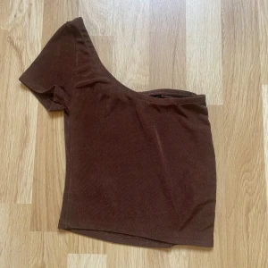 Off shoulder tshirt - Snygg brun T-shirt till vardags och fest!