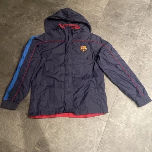 FC Barcelona träningsjacka - Träningsjacka köpt i barcelona på klubbshoppen. Knappt använd, så den är i väldigt bra skick.
