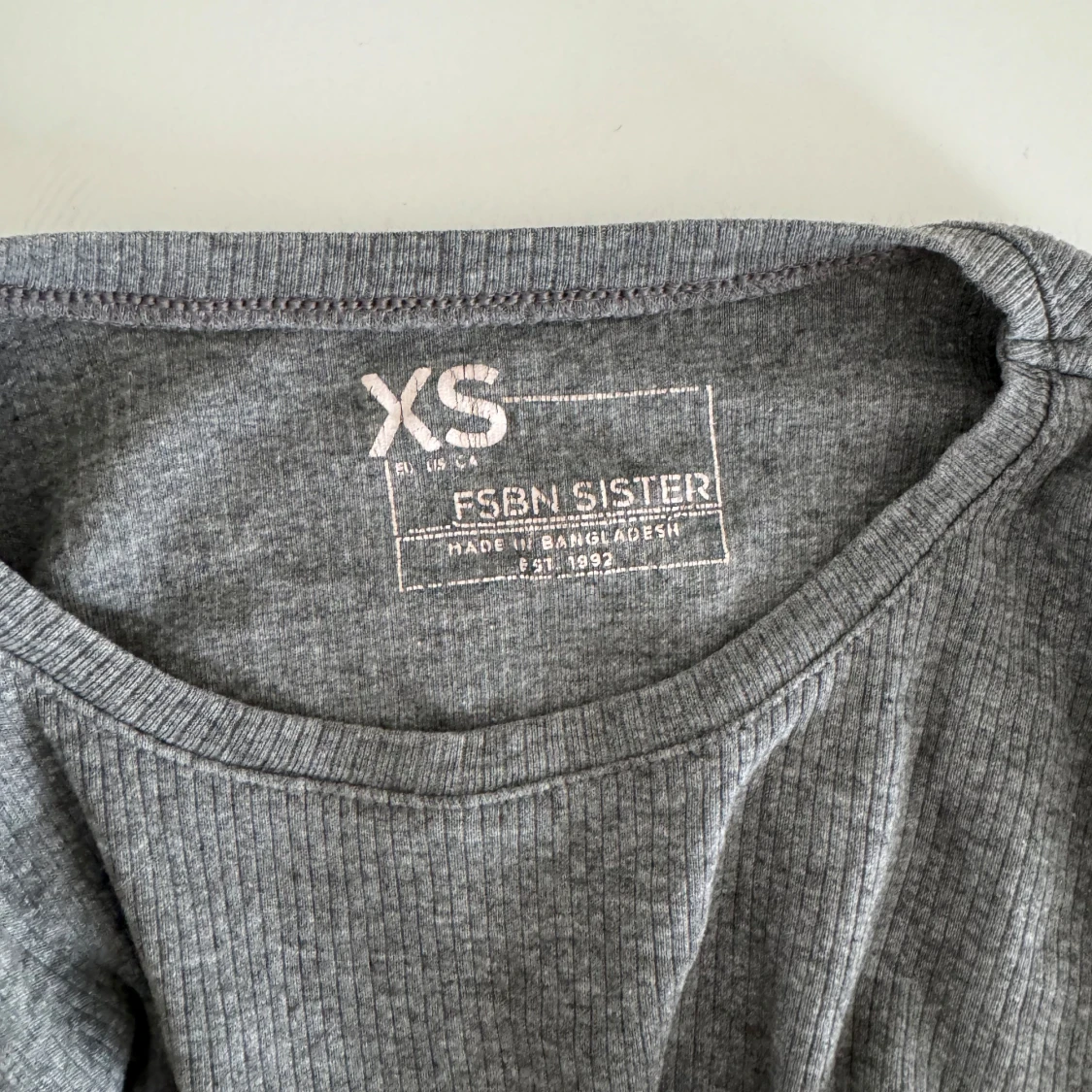 Grå ribbad tröja från FSBN Sister - 92
