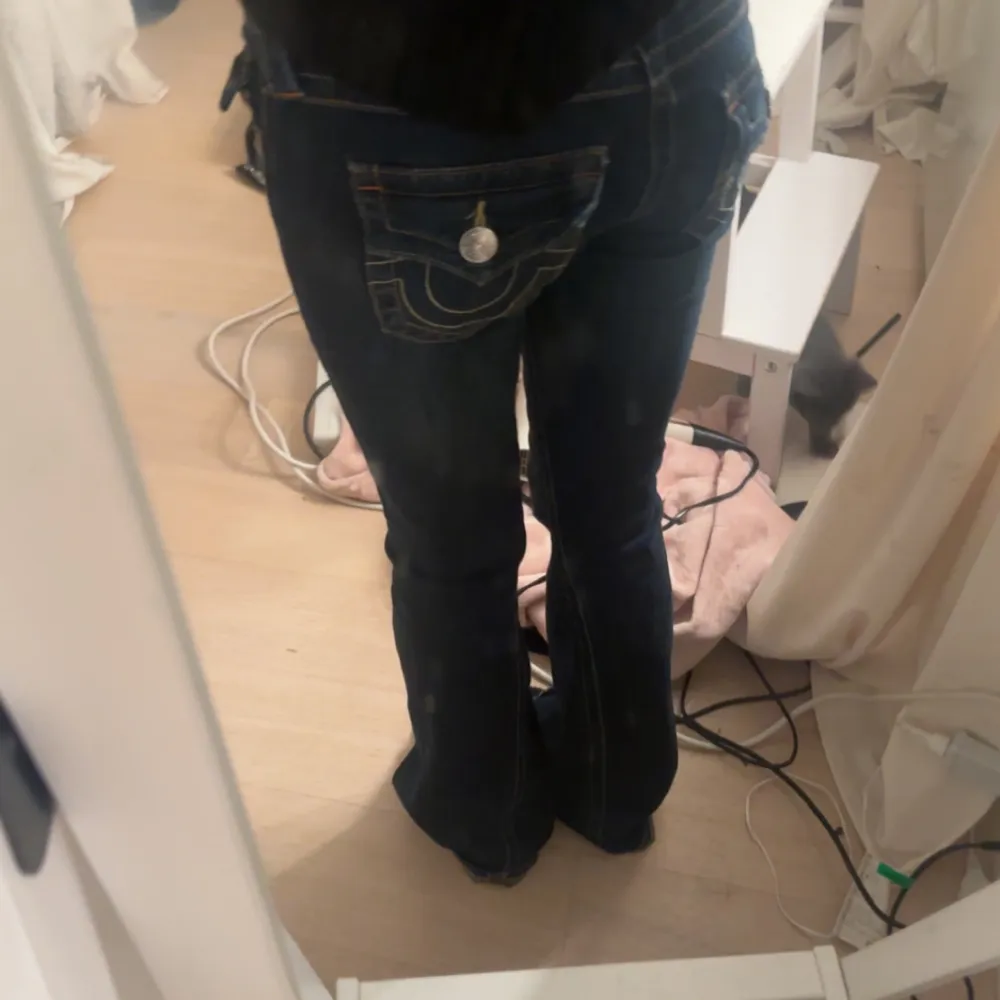 Jag säljer mina nästan helt oanvända true religion jeans i stl 23. dom passar mig med 23/24 i midja. säljer dom då dom inte kommit till användning!💗. Jeans & Byxor.