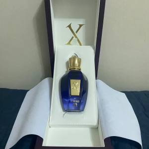 Xerjoff Torino 21 - Säljer nu denna fina doft av xerjoff, torino 21🪻. Den är inte så använd så skulle säga, skick 9/10, 40ml kvar ungefär (bild på mängden tas i dm) för mer bilder kom dm, endast seriösa🙌🏼.  Vill helst sälja, men byten kan vara intressanta👌🏼. 