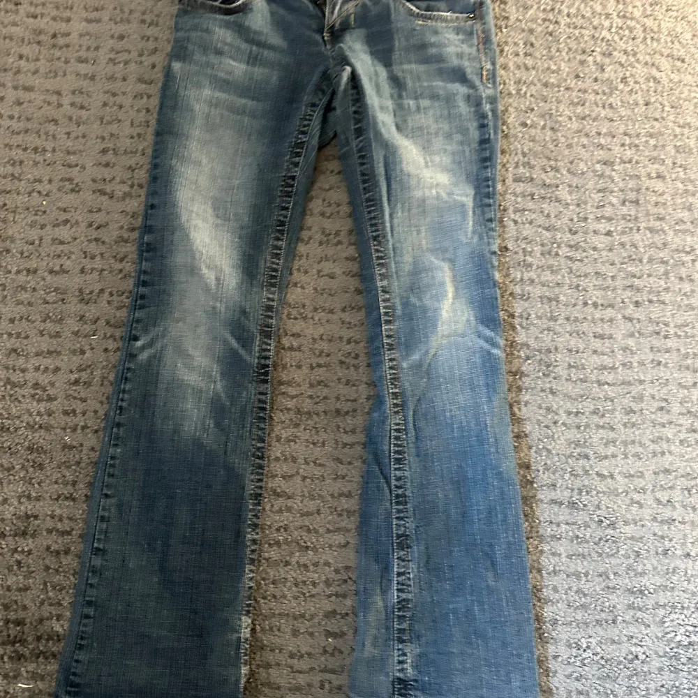 Säljer mina as snygga jeans dom är väldigt lågmidjade och bootcut! Dom är i storlek w25/26. Dom är lagade hos skräddare 1 gång❤️ Jag köpte jeansen för 1800kr❤️ lägg gärna prisförslag!. Jeans & Byxor.