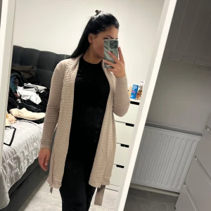 Brun cardigan - Brun cardigan med fint mönster, storlek XS, pris 180