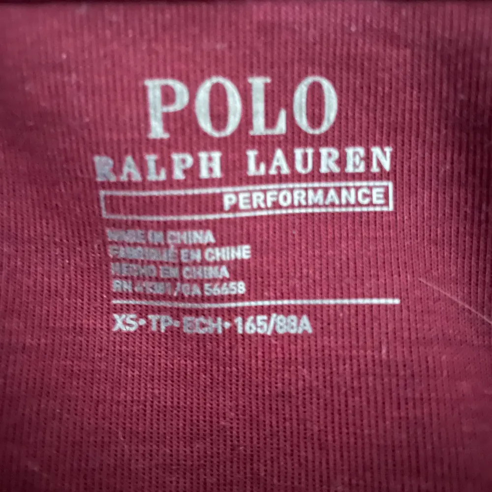 Skick 9,5/10  En väldigt fin Ralph lauren zip tröja i storleken XS( men passar även suveränt till S) Bara använd ett par gånger Bara höra av sig vid minsta lilla fråga/fundering! . Tröjor & Koftor.