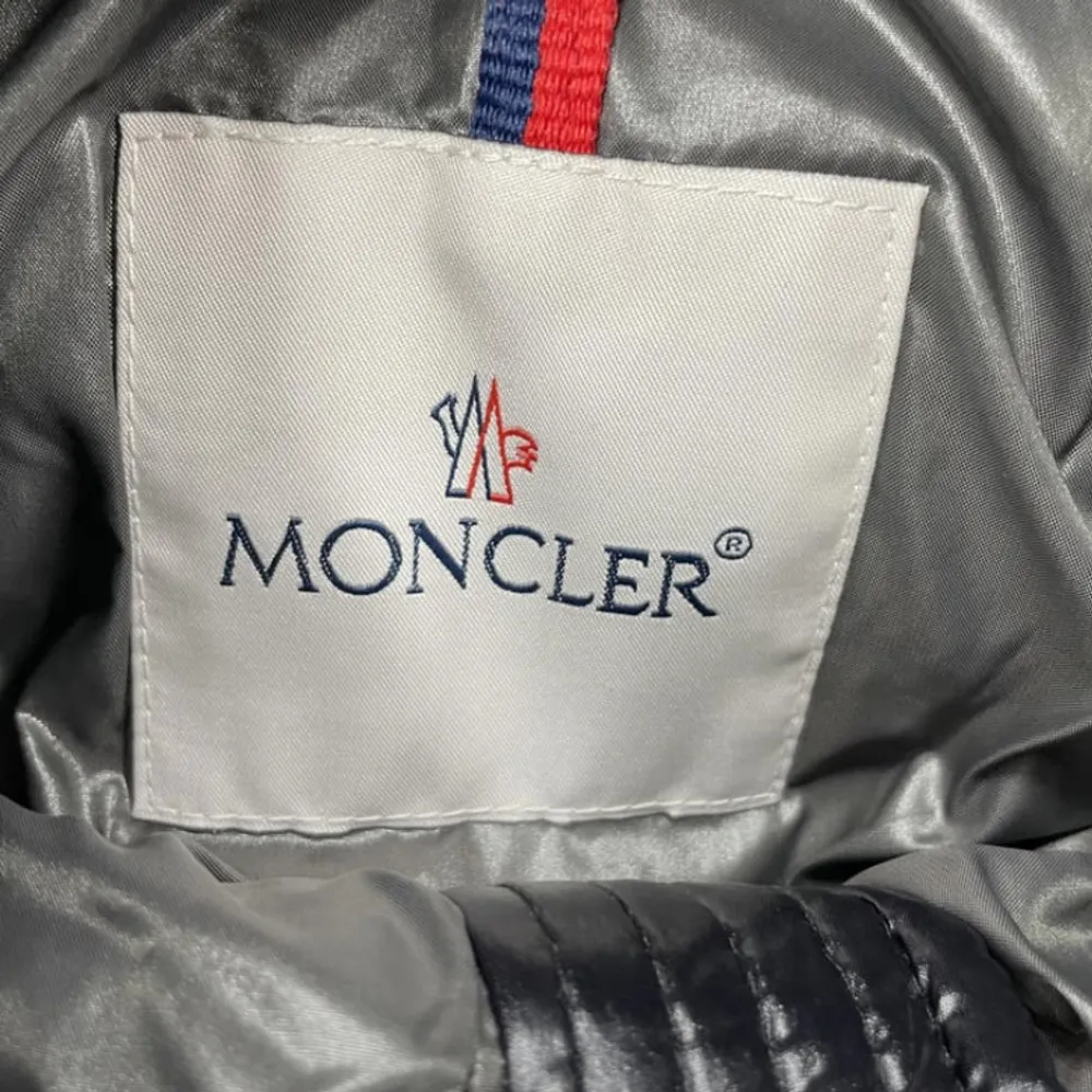 Moncler Maya i riktigt bra skick, billig och snygg. Kontakta mig endast vid intresse.. Jackor.