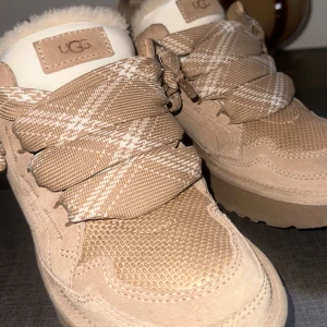 UGGS Lowmel  - Säljer mina UGGS som jag köpte för cirka en månad sen. Använda ett fåtal gånger men i princip som nya.  Inga defekter på skorna förutom det som visas på bilden. Storlek 39. Pris kan diskuteras vid snabb affär. 