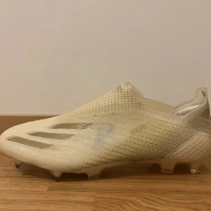 Fotbollssko med Nabil Bahouis autograf - Riktigt fet adidas dojja med AIK lirarens Nabil Bahouis autograf. Svin bra skick såklart. Pris diskuteras självklart(: