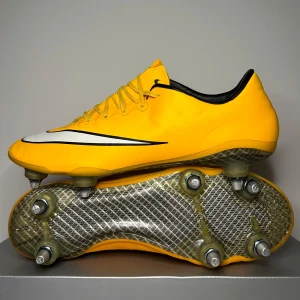 Nike Mercurial fotbollsskor - Vapor 10 Elite skruvdobb. Specialgjorda för proffsspelare med mycket bättre yttersula än på ett vanligt par. 9/10 skick inga brister 