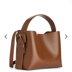 Arket väska  - Säljer denna populära arket väska, som används fåtal gånger. Fint skick. Ordinarie pris: 1990