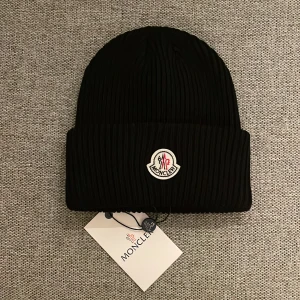 Ny Beanie Moncler svart mössa populär och modern  - Ny Beanie Moncler svart mössa populär och modern passar till allt. One Size  Snygg mössa som sitter fint på. 