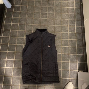 Väst - Lexingtonväst som är nästan helt oanvänd. Inga skavanker ser ut som ny. Köpt för 2000kr. Hämtas i Onsala 