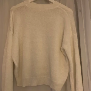 Stickad tröja  - En jätte mysig vit stickad tröja🤍