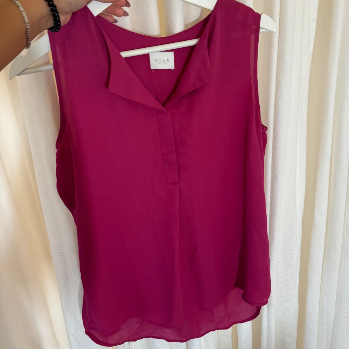 Lila ärmlös topp från Vila