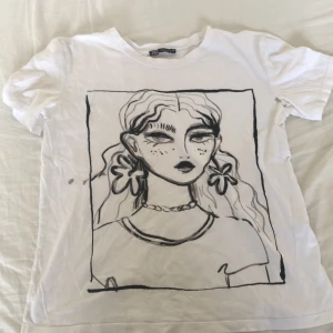 Zara t-shirt - Köpte denna för några år sedan men har inte använt den på ett tag så därför ska jag sälja den!❤️ Ps den har ett liter hål i ärmen som man kan se på sista bilden!