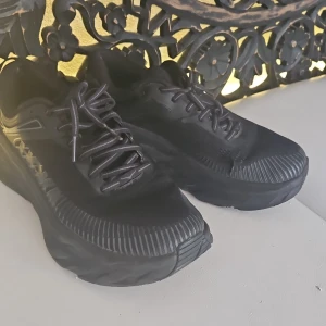 Hoka skor strl 40 - Hoka One one skor i wide. Strl 40. Slitna lite. 