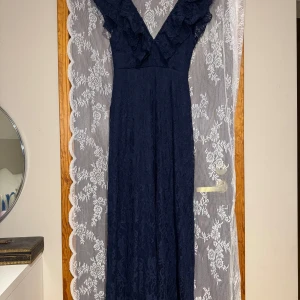 Balklänning  - Säljer min blåa spetsbalklänning, köpt på Bubbleroom o endast använd 1 gång 💙 storlek 34 o passar mig som är 158 bra o längden med små klackar! 