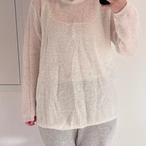 Oversized stickad tröja  - Storlek L från Bikbok, snygg oversized på mig som har storlek S. Vit och ganska genomskinlig. 