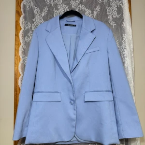 Blå kavaj - Blå kavaj från Gina, köpt för ca 1 år sedan men aldrig använd. Storlek xs men är i oversized modell. 🩵