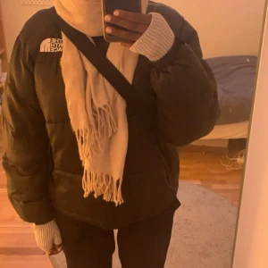 The north face puffer jacket - Säljer min gamla vinterjacka från the north face! den har ett hål i höger ficka men inga andra defekter. 