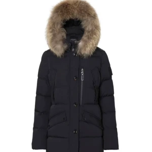 Vinter jacka/ hollies  - Detta är en jätte fin och varm vinterjacka som jag köpt på miinto och köpt den för 4500 kr super fin jacka men den är tyvär lite stor på mig nu. Kan gå ner i pris för den 
