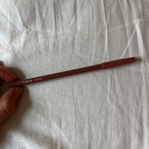 Caia läppenna i färgen Lovisa - Caia läppenna i färgen Lovisa🤎underbar brun färg med en rosa underton, aldrig använd och säljer då jag råka köpa fel🤎 