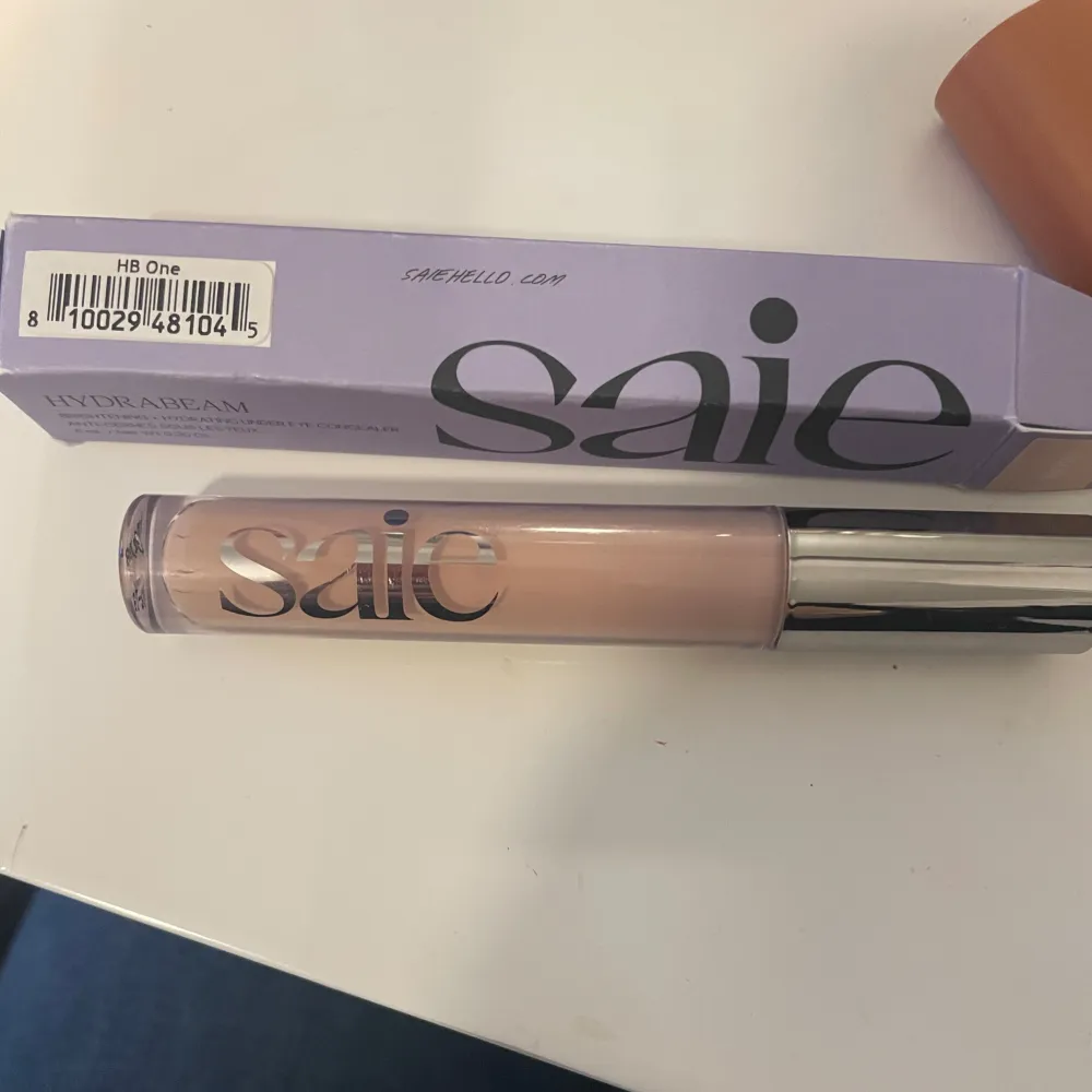 Säljer en concealer från Saie i nyansen HB One. Den kommer i en snygg lila förpackning med silverlock. Perfekt för att täcka ojämnheter och ge en jämn hudton. Lätt att applicera och ger ett naturligt resultat. Använd 2 gånger men var inte min färg❤️. Skönhet.