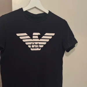 Armani tshirt (herrmodell) - Supersnygg och fräsch tshirt från Armani. Använt några gånger men är som ny!!