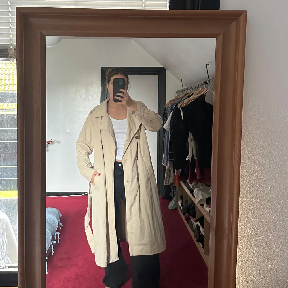 Perfekt oversized, lång trenchcoat. Den är inte fodrad. Aldrig använd :). Jackor.