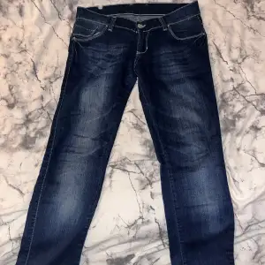 Mörkblåa jeans, straight/skinny i väldigt bra skick🤩fyra fickor (två fram,två bak) stretchigt material. Mellan mid waist och low rise Längd:93 cm 