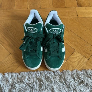 Adidas campus sneakers - Säljer mina campus i färgen grön storlek 40, men små i storleken så skulle säga att de är mer som en 39. Använda endast en gång. Vita snören medföljer. 
