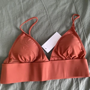 Vero moda bikini överdel - Bikini överdel Helt oanvänd med prislapp! Storlek : L Färg : en blandning av Korall/brun/orange  Mitt pris : 139