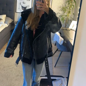 Snygg jacka i toppen skick☺️ - Säljer denna skinnjacka med super mysig insida som gör att den blir varm. Använd en halv höst och säljer för den inte kom till någon användning. I storlek XS men det är en stor modell så den är ganska stor. S/M är en bättre beskrivning Nypris: 1000kr