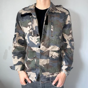 Zadig&Voltaire Fieldjacka Camo - Tja, säljer nu denna riktigt schyssta Zadig fieldjackan, grym till hösten och vintern! - Skick: 10/10 - storlek: M, Personen på bild är 185 cm - Nypris: 4000kr. För mer info och bilder skicka ett meddelande! 