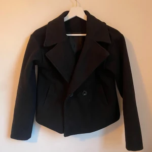 Svart kort kappa - Svart kort kappa med knappar🤍 