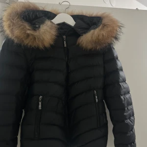 Jacka - Vinter jacka från Chelsea modell parka, äkta päls i väldigt god skick knappt använt. 