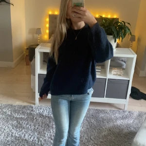 Mörkblå stickad tröja från H&M - Säljer en mysig mörkblå stickad tröja från H&M. Perfekt för kyliga dagar med sin varma och bekväma passform. Tröjan har långa ärmar och en klassisk rund halsringning. Passar både till vardags och lite finare tillfällen. Den är lite nopprig men inget man inte kan lösa med en noppkamm!🧶💙