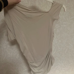 Topp från Gina Tricot - En super snygg och lite coolare topp från Gina Tricot. I storlek S, endast använt 2-3 gånger och är i bra skick☺️