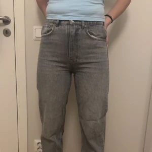 Gråa high waist jeans - Bra skick, inte använt mycket alls.