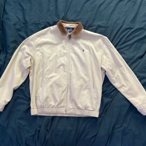 Polo Ralph  Lauren vintage jacka, storlek L - Jacka använd fåtal gånger under, väldigt bra skick, har litet märke vid armbågen. 