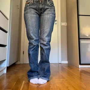 Jättesnygga low waist jeans - Sjukt snygga jeans i jättebra skick, inga defekter då jag endas använt dem 1 gång då dom var för stora🩷midjemått: 39 cm innerbenslängd: 76 cm Skriv för fler frågor❣️❣️ 