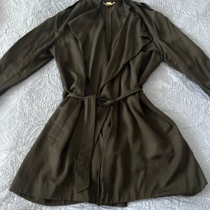 Kofta  - Sitter väldigt fin säg till om du vill ha bild på hur den sitter på. Från H&M i storlek M. Har använt den några gånger