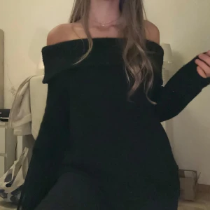 Off shoulder tröja  - Tröjan är nopprig men skön och är från H&M💕   Kontakta vid fler bilder på hur nopprig den är om man undrar! 